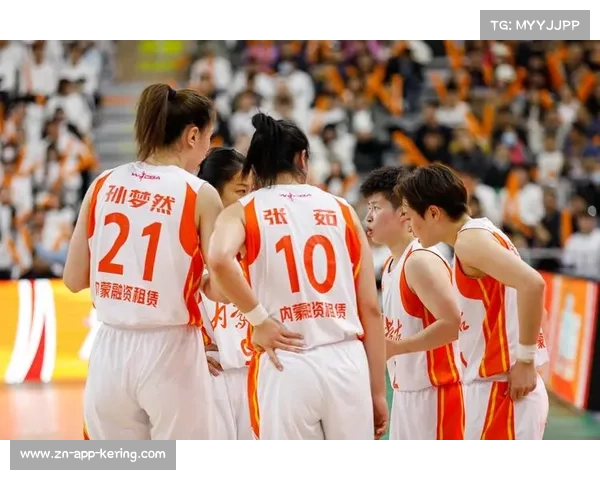 内蒙古农信女篮进校园捐赠器材，教练与学员互动推广篮球运动